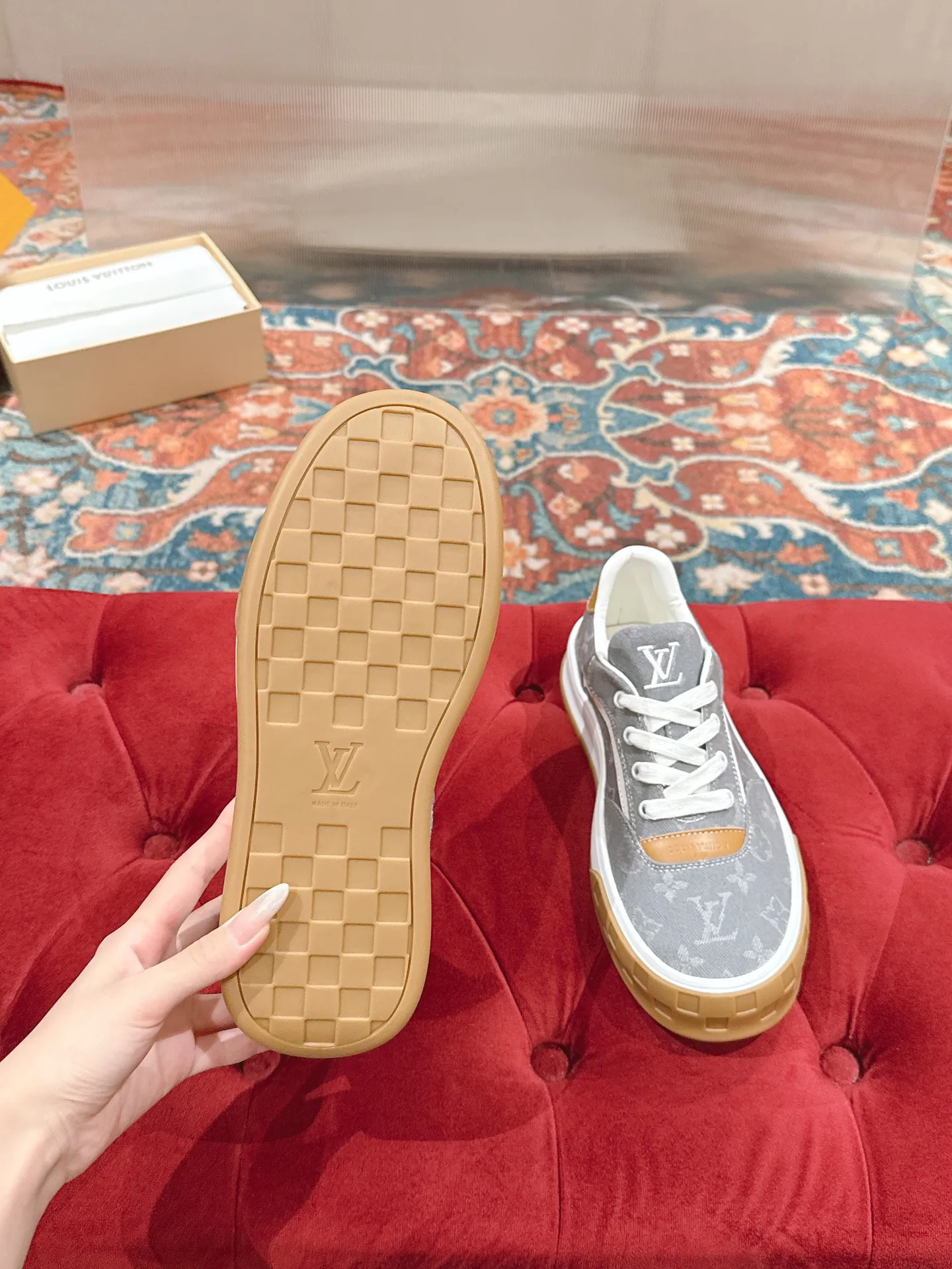 👟👟Ex-factory price 640👟👟 LV men's new tilt sneakers, classic catwalk style, air-glue technology, very comfortable on the feet. Luxurious materials, fine workmanship, European made English letters printed on the midsole, the upper is made of calfskin, the side is decorated with the brand LOGO and signature, the latest latex foot pads ➕ mesh lining, the foot feels super comfortable. Two-color TPU combination outsole. Packing process Goodyear stitched seam fabric: first-layer cowhide, lining: customized silky mesh lining-first-layer silk cowhide lining Bottom thickness: 0.5cm ☑️size: men's 39-44 (45 customized, non-returnable)